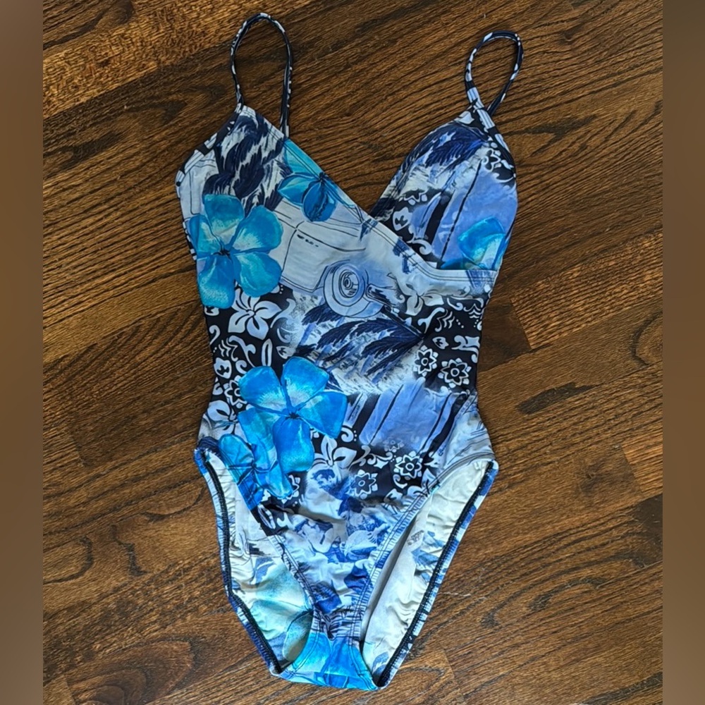 Cute and flattering vintage speedo one piece. Size 8.